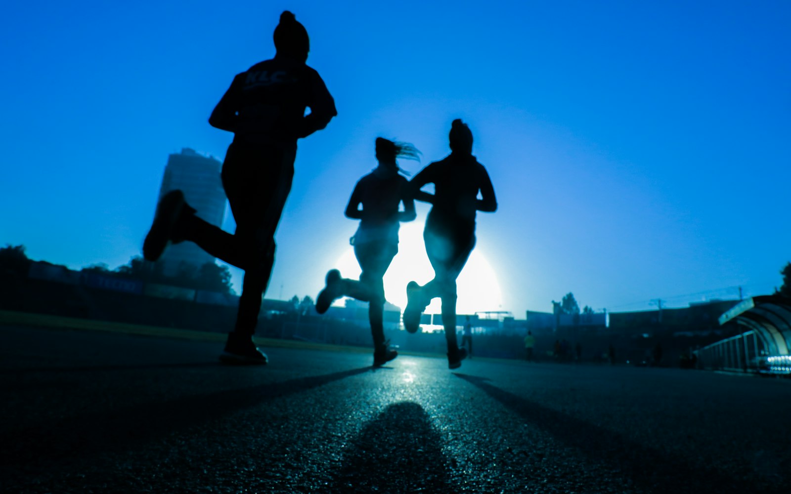 米兰平台 - 米兰（中国）·封面特写：夜训灯光下的跑者剪影